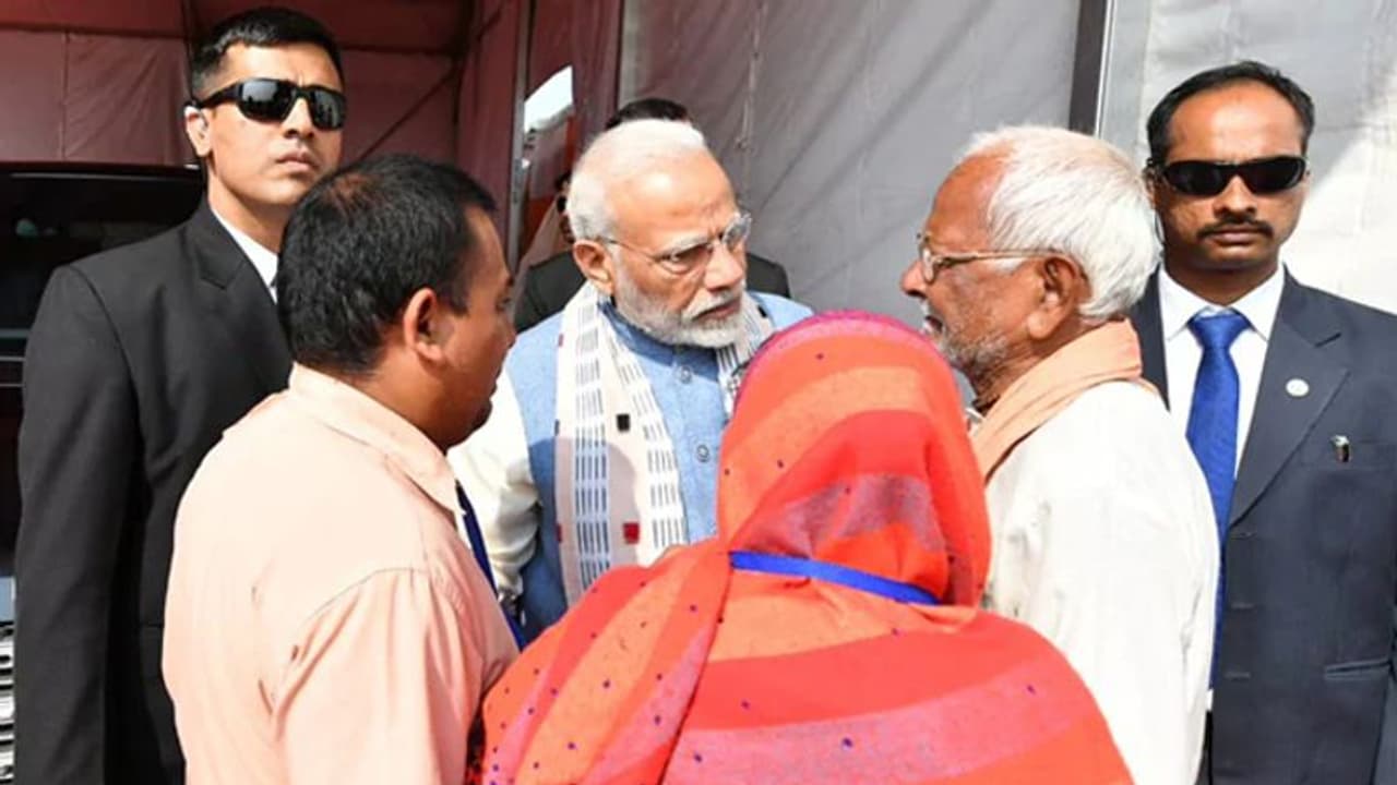 മാവോയിസ്റ്റ് ആക്രമണത്തിൽ കൊല്ലപ്പെട്ട ദൂര്ദര്ശന് ക്യാമറാമാന്റെ കുടുംബം സന്ദര്ശിച്ച് മോദി മാവോയിസ്റ്റ് ആക്രമണത്തിൽ കൊല്ലപ്പെട്ട ദൂര്ദര്ശന് ക്യാമറാമാന്റെ കുടുംബം സന്ദര്ശിച്ച് മോദി