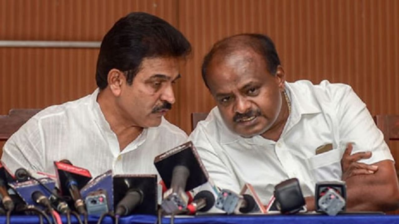 ಕ್ಷಿಪ್ರ ಬೆಳವಣಿಗೆ: ಫುಲ್ ಟೆನ್ಷನ್ ನಲ್ಲಿ ಕುಮಾರಸ್ವಾಮಿ ಅತ್ತಿಂದಿತ್ತ ಓಡಾಟ ..! ಕ್ಷಿಪ್ರ ಬೆಳವಣಿಗೆ: ಫುಲ್ ಟೆನ್ಷನ್ ನಲ್ಲಿ ಕುಮಾರಸ್ವಾಮಿ ಅತ್ತಿಂದಿತ್ತ ಓಡಾಟ ..!