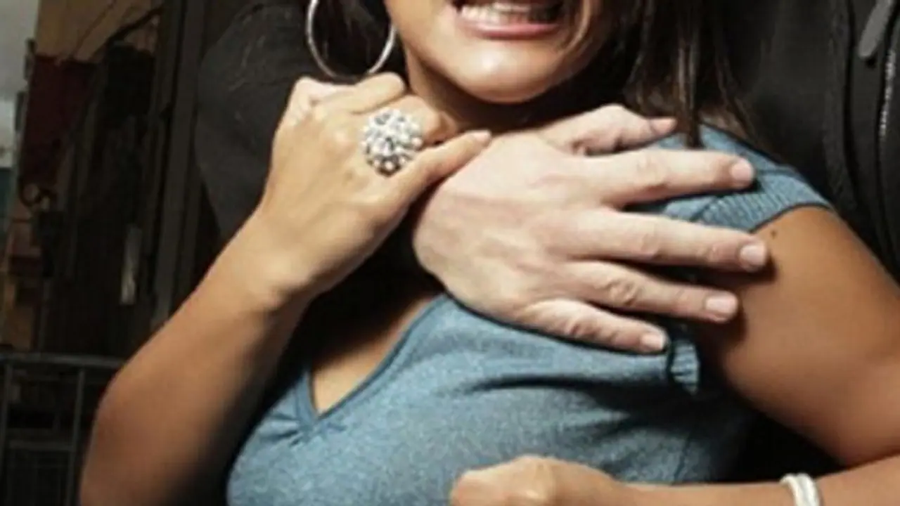 ಕೆಲಸಕ್ಕೆ ಬಂದ ಮಹಿಳೆ ತಬ್ಬಿಕೊಂಡು ಹಿಂಗೆಲ್ಲಾ ಮಾಡಿದ : ಅರೆಸ್ಟ್ ಆದ