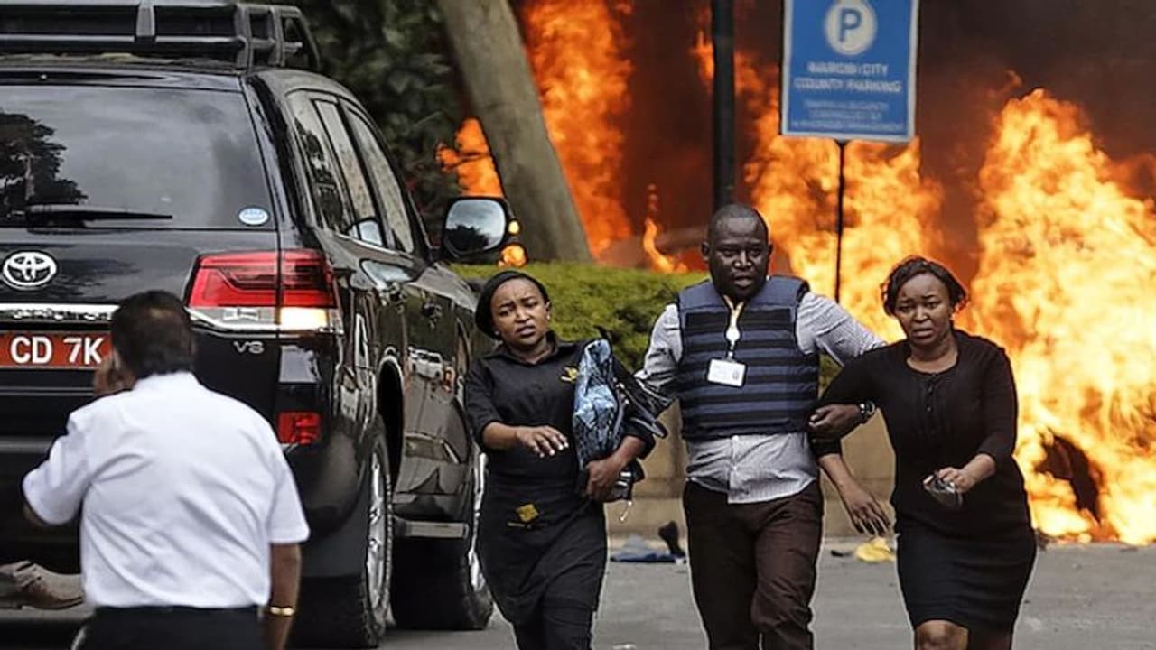 కెన్యాపై ఉగ్రపంజా: ఆత్మాహుతి దాడిలో 15 మంది బలి కెన్యాపై ఉగ్రపంజా: ఆత్మాహుతి దాడిలో 15 మంది బలి