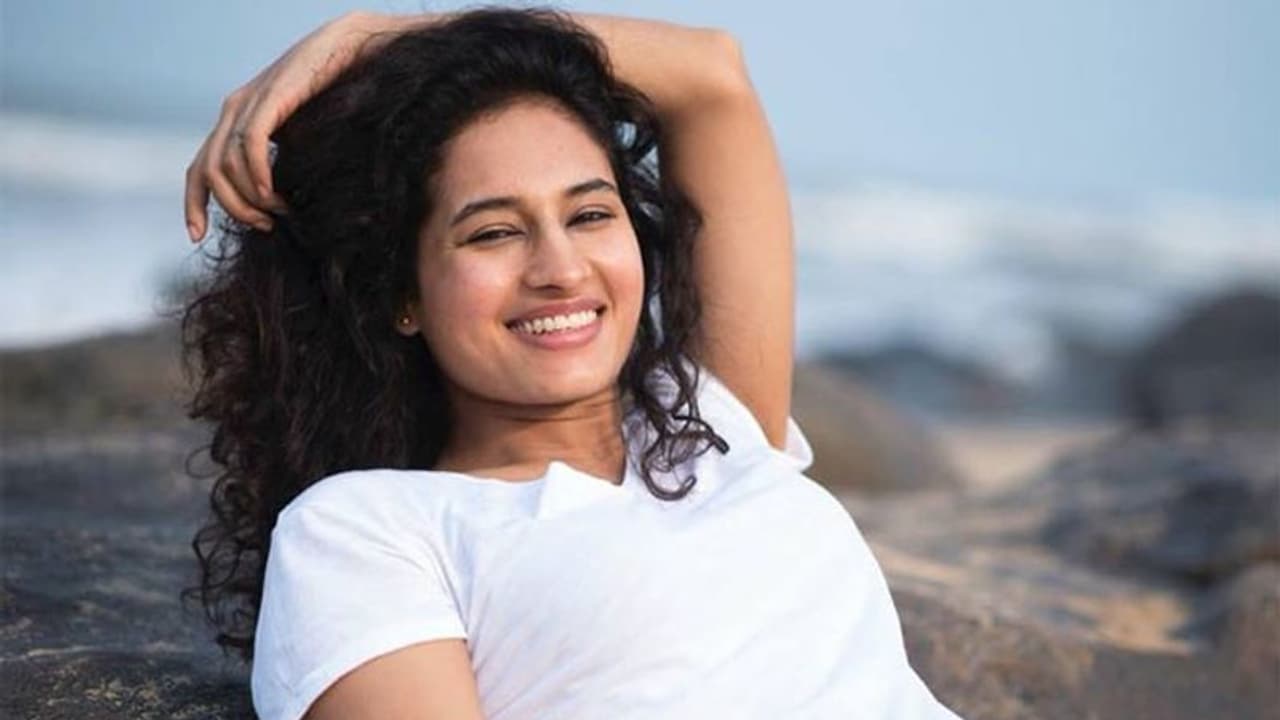 లవ్ ఎఫైర్ పై బిగ్ బాస్ బ్యూటీ క్లారిటీ! లవ్ ఎఫైర్ పై బిగ్ బాస్ బ్యూటీ క్లారిటీ!