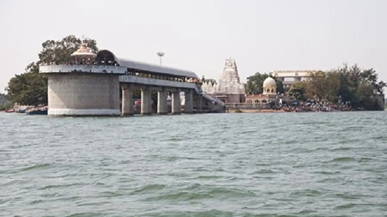 ಹುನಗುಂದ: ಪ್ರವಾಹದಿಂದ ಕೂಡಲ ಸಂಗಮನಾಥ ದೇವಾಲಯಕ್ಕೆ ಬೀಗ ಹುನಗುಂದ: ಪ್ರವಾಹದಿಂದ ಕೂಡಲ ಸಂಗಮನಾಥ ದೇವಾಲಯಕ್ಕೆ ಬೀಗ