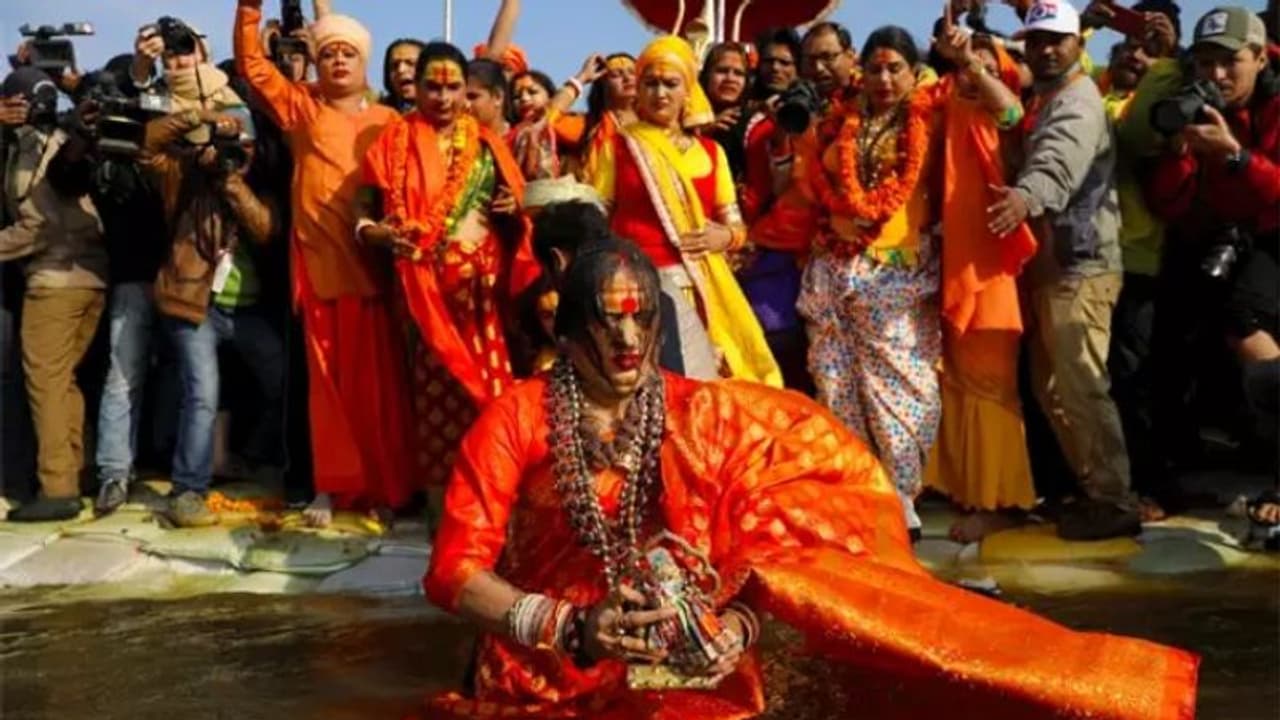 കുംഭമേളയില് ചരിത്രം; ആദ്യമായി സംഗമത്തില് പുണ്യസ്നാനം ചെയ്ത് ട്രാന്സ്ജെന്ഡറുകള് കുംഭമേളയില് ചരിത്രം; ആദ്യമായി സംഗമത്തില് പുണ്യസ്നാനം ചെയ്ത് ട്രാന്സ്ജെന്ഡറുകള്