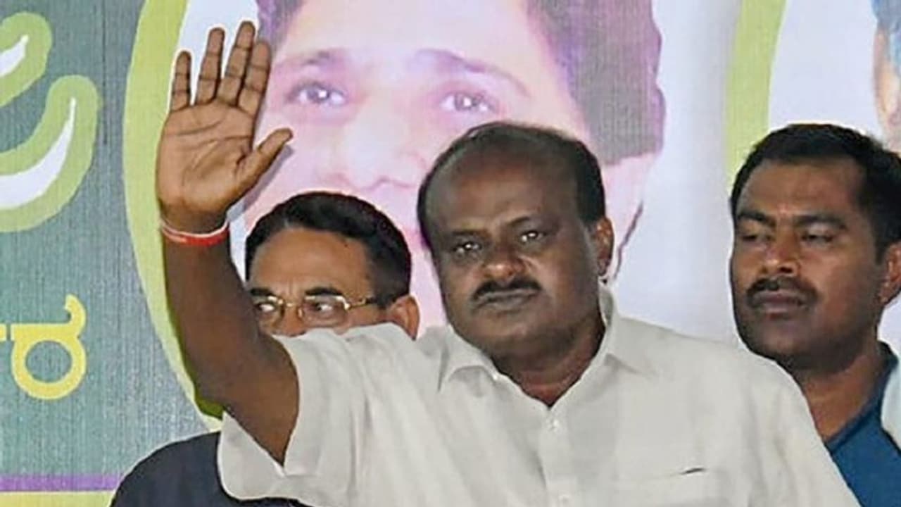 விவசாயியை திருமணம் செஞ்சுக்கர பெண்களுக்கு ரூ.2 லட்சம்... மதசார்பற்ற ஜனதா தளம் வாக்குறுதி!! விவசாயியை திருமணம் செஞ்சுக்கர பெண்களுக்கு ரூ.2 லட்சம்... மதசார்பற்ற ஜனதா தளம் வாக்குறுதி!!