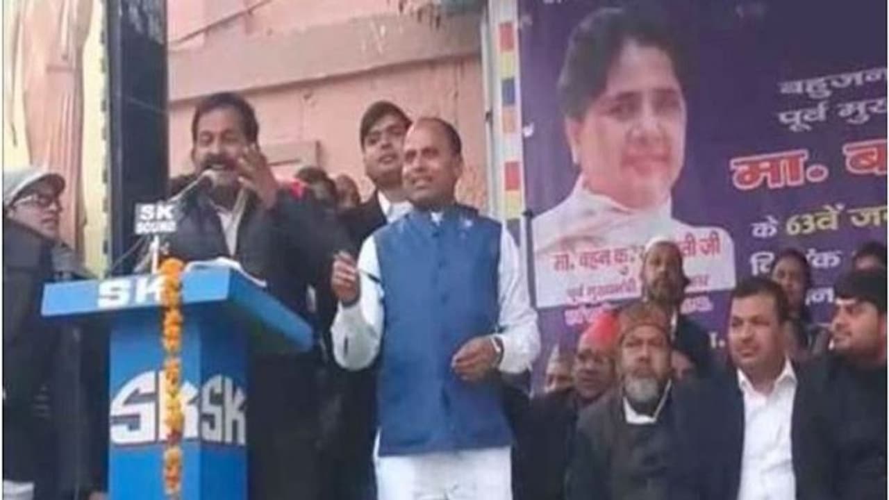 ನಾಲಿಗೆಗೆ ಎಲುಬಿಲ್ಲ: ಬಿಜೆಪಿಯವ್ರನ್ನ ಅಟ್ಟಾಡ್ಸಿ ಹೊಡೆಯೋಣ ಅಂದ್ರು! ನಾಲಿಗೆಗೆ ಎಲುಬಿಲ್ಲ: ಬಿಜೆಪಿಯವ್ರನ್ನ ಅಟ್ಟಾಡ್ಸಿ ಹೊಡೆಯೋಣ ಅಂದ್ರು!