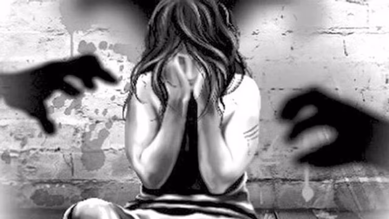 ప్రకాశంలో దారుణం: స్కూలులోనే విద్యార్థినిపై ప్రిన్సిపాల్ అత్యాచారం.. ప్రకాశంలో దారుణం: స్కూలులోనే విద్యార్థినిపై ప్రిన్సిపాల్ అత్యాచారం..