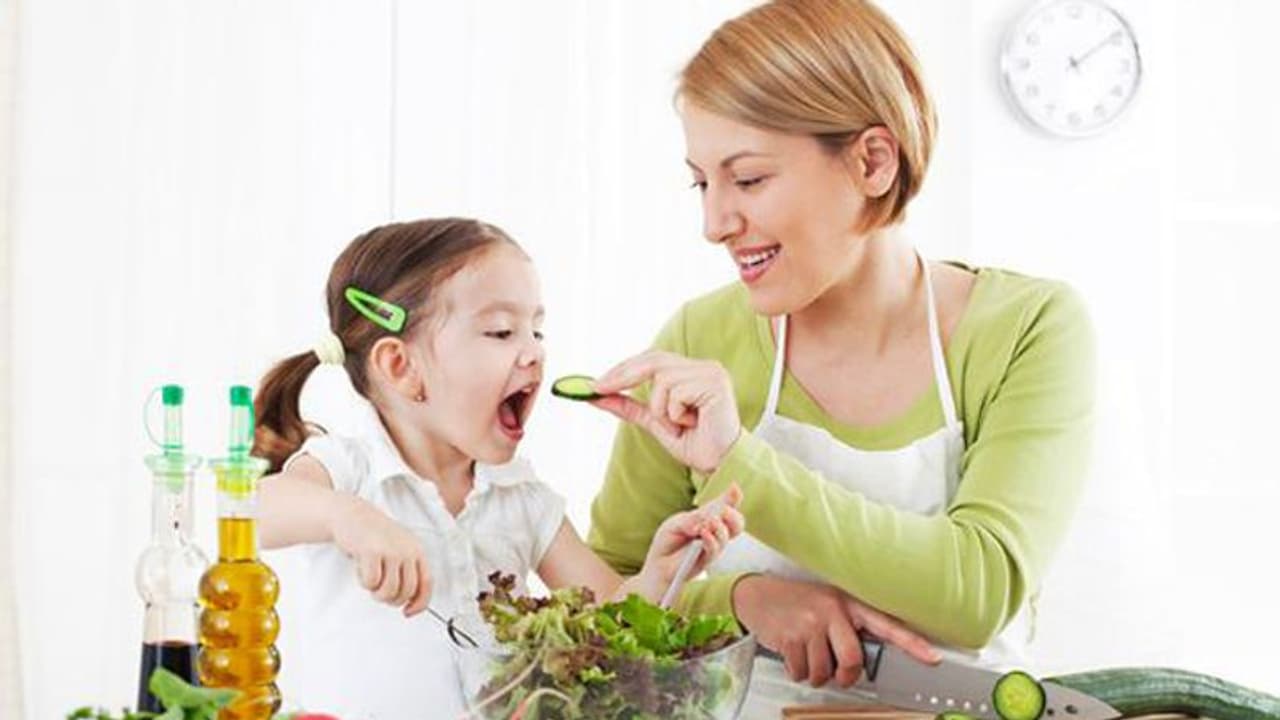 അമ്മമാർ അറിയാൻ; കുട്ടികൾക്ക് ഭക്ഷണം നൽകുമ്പോൾ ശ്രദ്ധിക്കേണ്ട ചിലത് അമ്മമാർ അറിയാൻ; കുട്ടികൾക്ക് ഭക്ഷണം നൽകുമ്പോൾ ശ്രദ്ധിക്കേണ്ട ചിലത്