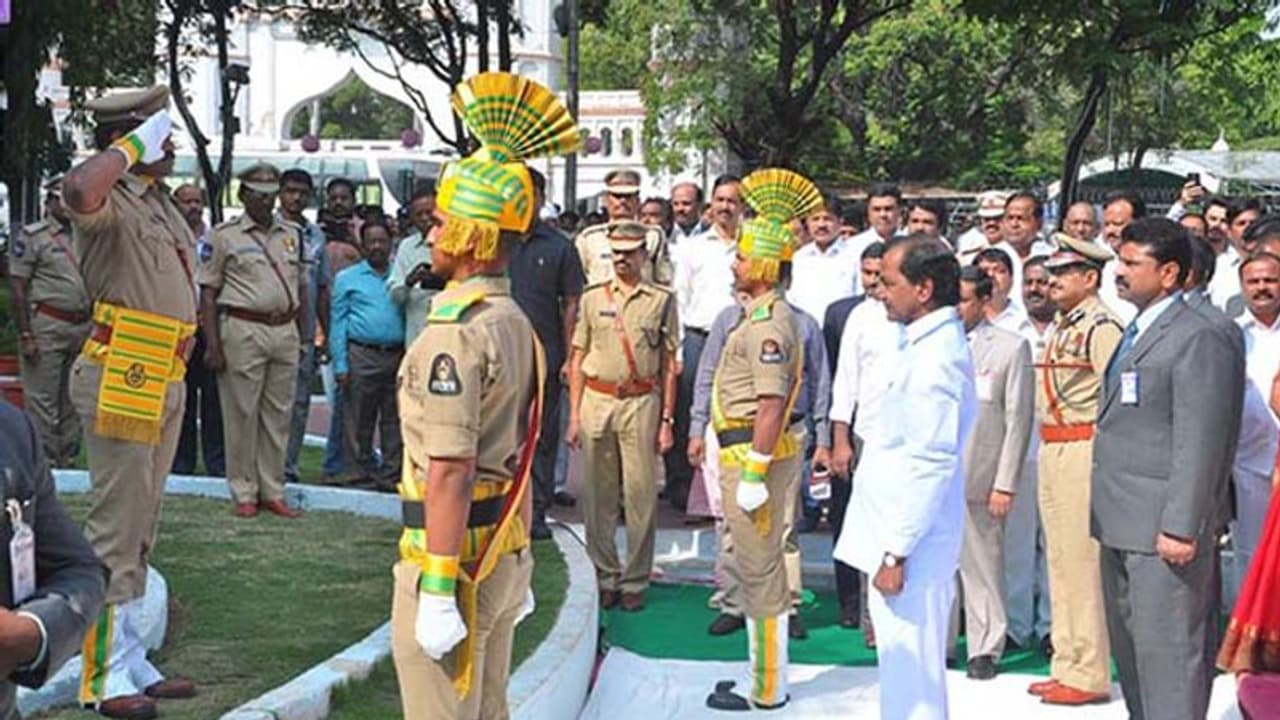 గన్పార్క్ వద్ద నివాళులు: రెండవసారి సీఎంగా అసెంబ్లీలో అడుగుపెట్టిన కేసీఆర్ గన్పార్క్ వద్ద నివాళులు: రెండవసారి సీఎంగా అసెంబ్లీలో అడుగుపెట్టిన కేసీఆర్