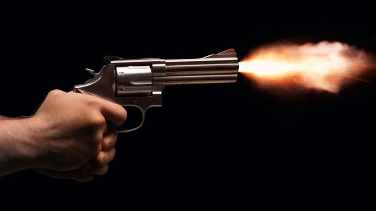 ಬಿಜೆಪಿಗೆ ವೋಟ್, ಕಾಂಗ್ರೆಸ್ ಮುಖಂಡನಿಂದ ಶೂಟ್..! ಬಿಜೆಪಿಗೆ ವೋಟ್, ಕಾಂಗ್ರೆಸ್ ಮುಖಂಡನಿಂದ ಶೂಟ್..!