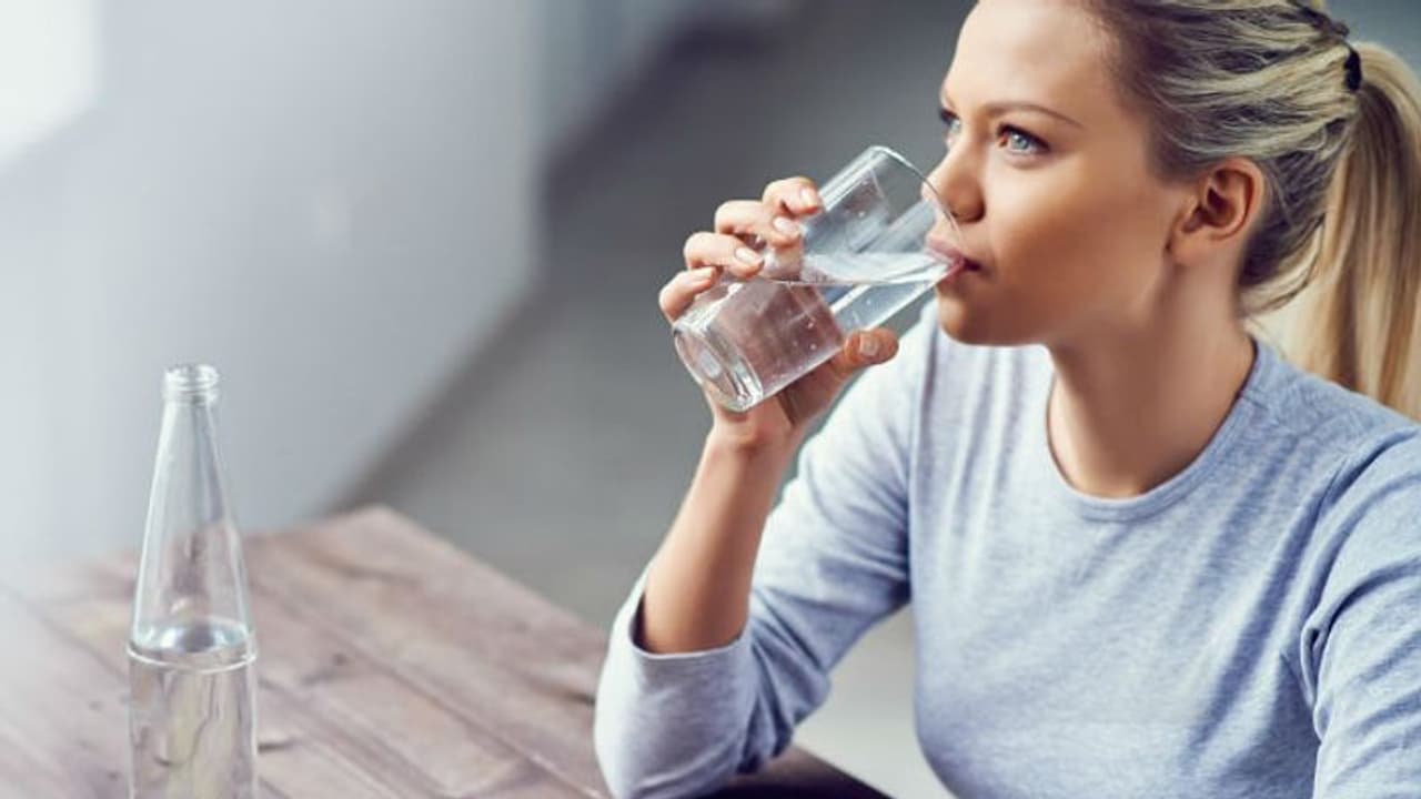 'ദാഹിച്ച് തൊണ്ട വരണ്ടുണങ്ങുമ്പോള്‍ വെള്ളം വേണ്ട; പകരം...'