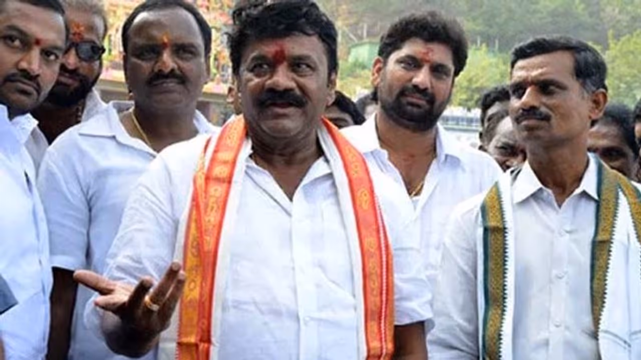 వామ్మో నన్నేమీ అడగొద్దు, నేనేమీ చెప్పను: మంత్రి తలసాని వామ్మో నన్నేమీ అడగొద్దు, నేనేమీ చెప్పను: మంత్రి తలసాని