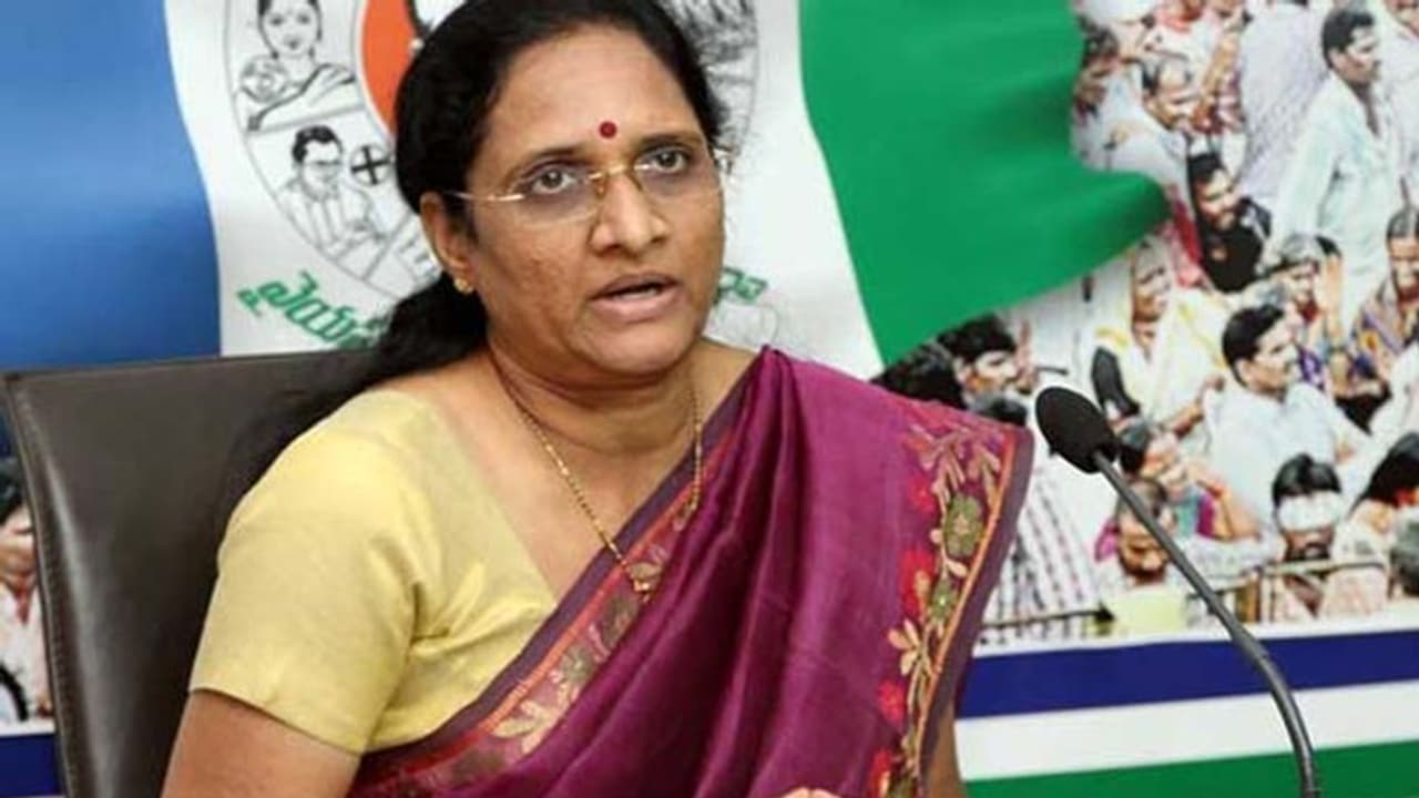 ‘‘ఐటెం’’ అంటారా... మహిళపై అసభ్య పోస్టులు పెడితే కఠిన చర్యలు : వాసిరెడ్డి పద్మ ‘‘ఐటెం’’ అంటారా... మహిళపై అసభ్య పోస్టులు పెడితే కఠిన చర్యలు : వాసిరెడ్డి పద్మ