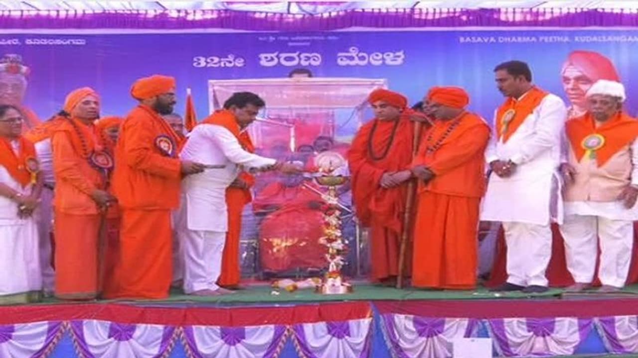 ಖಾದಿಧಾರಿಗಳ ಟಾಕ್ ವಾರ್ ಖಾವಿಧಾರಿಗಳು ಶುರುವಿಟ್ಟಾಗ..!