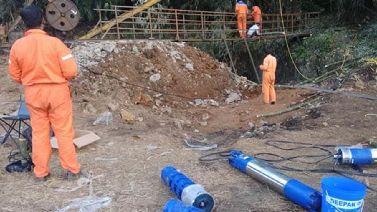 ഖനിയിൽ കുടുങ്ങിയവരിൽ ഒരാളുടെ മൃതദേഹം കണ്ടെത്തി; തിരച്ചിൽ തുടരുന്നു ഖനിയിൽ കുടുങ്ങിയവരിൽ ഒരാളുടെ മൃതദേഹം കണ്ടെത്തി; തിരച്ചിൽ തുടരുന്നു