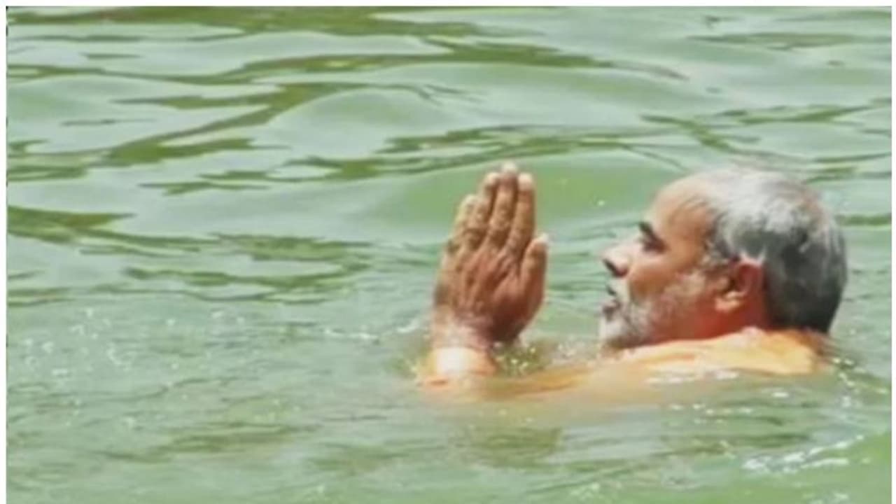 ಕುಂಭಮೇಳದಲ್ಲಿ ಪವಿತ್ರ ಸ್ನಾನ ಮಾಡಿದ್ರಾ ಮೋದಿ? ಕುಂಭಮೇಳದಲ್ಲಿ ಪವಿತ್ರ ಸ್ನಾನ ಮಾಡಿದ್ರಾ ಮೋದಿ?