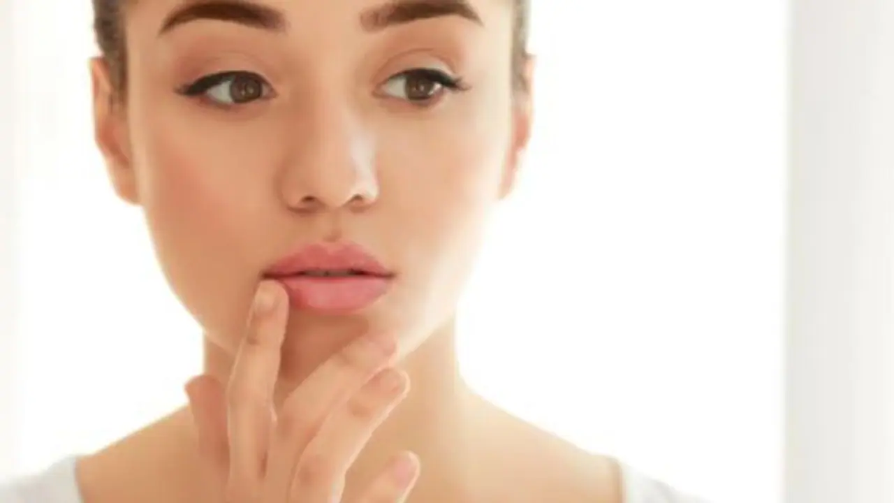 ഈ തണുപ്പ് കാലത്ത് ചുണ്ടുകൾ വരണ്ട് പൊട്ടുന്നത് തടയാൻ ചെയ്യേണ്ടത്...