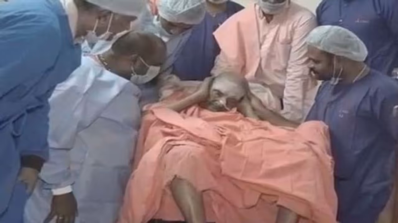 ಶಿವಕುಮಾರ ಶ್ರೀಗಳಿಗೆ ಅಮೆರಿಕಾದಿಂದ ಬಂದ ಶಿಷ್ಯ ಡಾ.ನಾಗಣ್ಣರಿಂದ ಚಿಕಿತ್ಸೆ