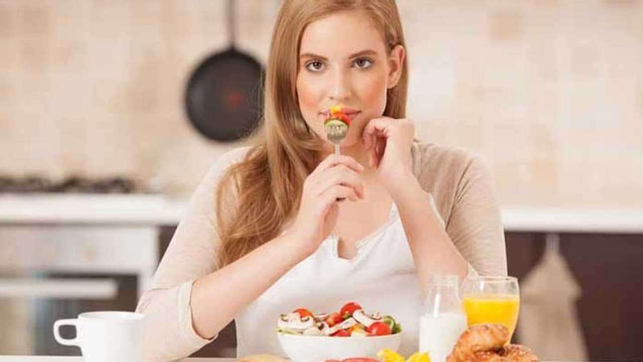 ഭക്ഷണം വിഴുങ്ങാതെ ചവച്ചരച്ച് കഴിക്കൂ; ഗുണങ്ങൾ പലതാണ് ഭക്ഷണം വിഴുങ്ങാതെ ചവച്ചരച്ച് കഴിക്കൂ; ഗുണങ്ങൾ പലതാണ്