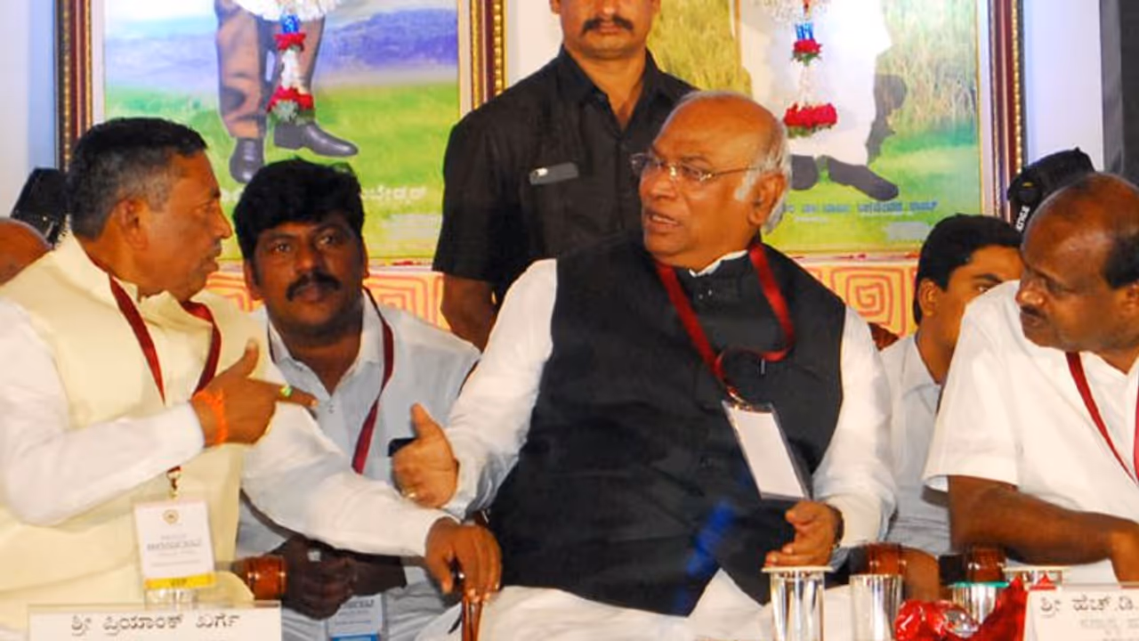 ವೇದಿಕೆಯಲ್ಲೇ ಹಿರಿಯ ಕಾಂಗ್ರೆಸಿಗರಾದ ಖರ್ಗೆ ಮುನಿಯಪ್ಪ ಜಟಾಪಟಿ