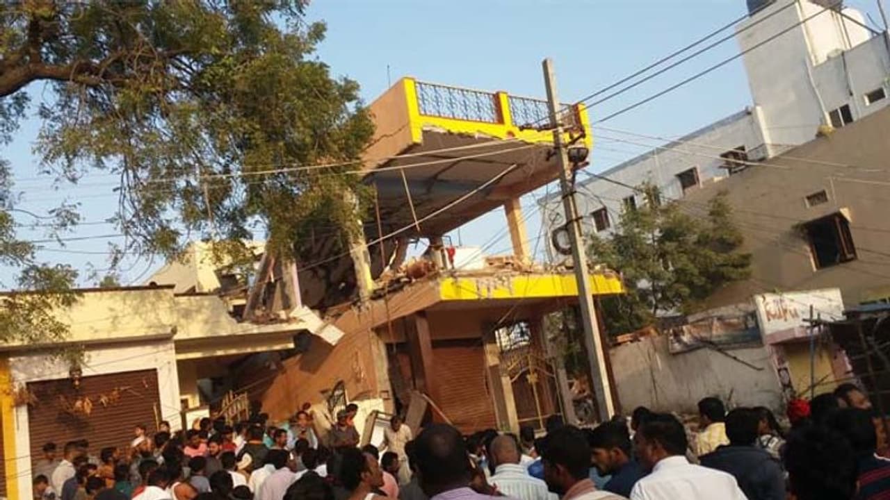 బ్రేకింగ్: కాప్రాలో భారీ పేలుడు: ఒకరి మృతి, 8 మందికి గాయాలు బ్రేకింగ్: కాప్రాలో భారీ పేలుడు: ఒకరి మృతి, 8 మందికి గాయాలు