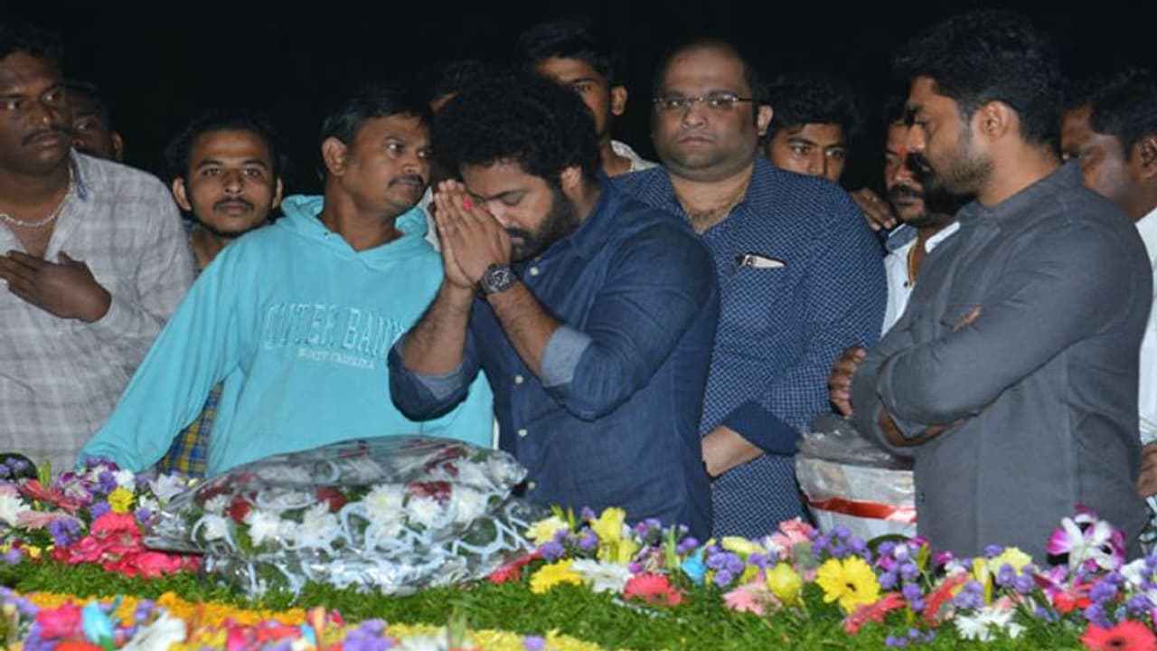 ఎన్టీఆర్ ఘాట్ లో జూనియర్ ఎన్టీఆర్ ఫ్లెక్సీల తొలగింపు... ఎన్టీఆర్ ఘాట్ లో జూనియర్ ఎన్టీఆర్ ఫ్లెక్సీల తొలగింపు...