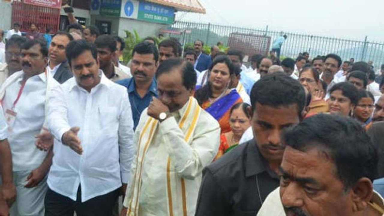 ప్రొటోకాల్ ప్రకారమే కేసీఆర్ను కలిశా: రోజాకు దేవినేని ఉమా రిప్లై ప్రొటోకాల్ ప్రకారమే కేసీఆర్ను కలిశా: రోజాకు దేవినేని ఉమా రిప్లై