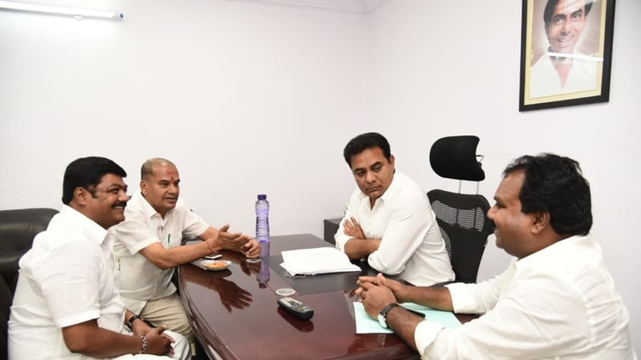 ఆ పదవి వరించేదెవరికి...?: ఎమ్మెల్యేలతో కేటీఆర్ భేటీ ఆ పదవి వరించేదెవరికి...?: ఎమ్మెల్యేలతో కేటీఆర్ భేటీ