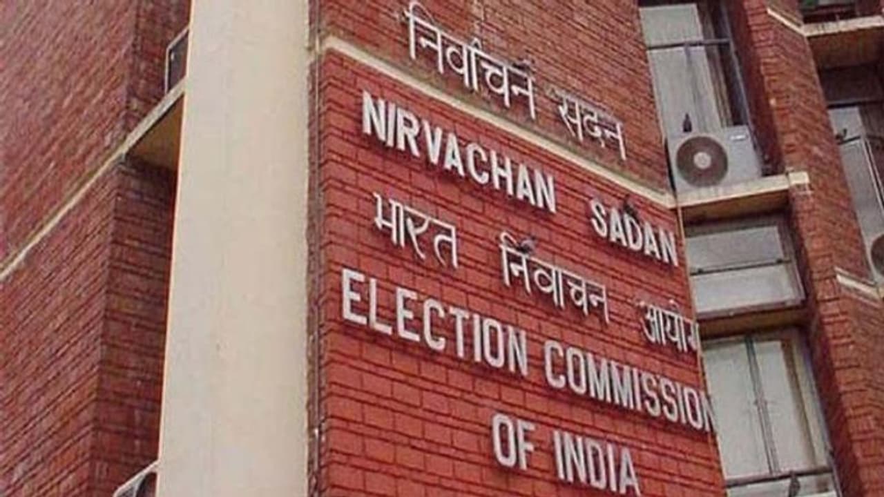 चुनाव आयोग ने खारिज किया ईवीएम हैक करने का दावा, कार्रवाई पर विचार