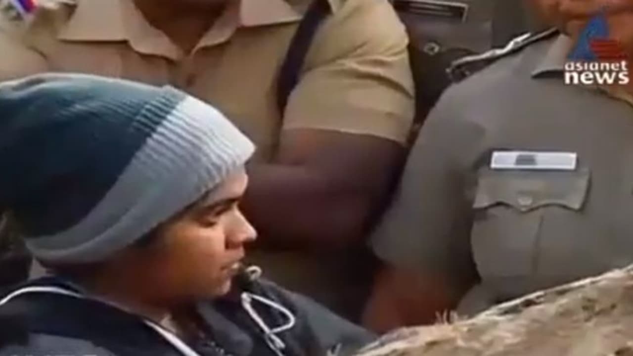 ശബരിമല ദര്ശനത്തിനെത്തിയ യുവതികള്ക്ക് സുരക്ഷ ഒരുക്കാനാകില്ലെന്ന് പൊലീസ് ശബരിമല ദര്ശനത്തിനെത്തിയ യുവതികള്ക്ക് സുരക്ഷ ഒരുക്കാനാകില്ലെന്ന് പൊലീസ്