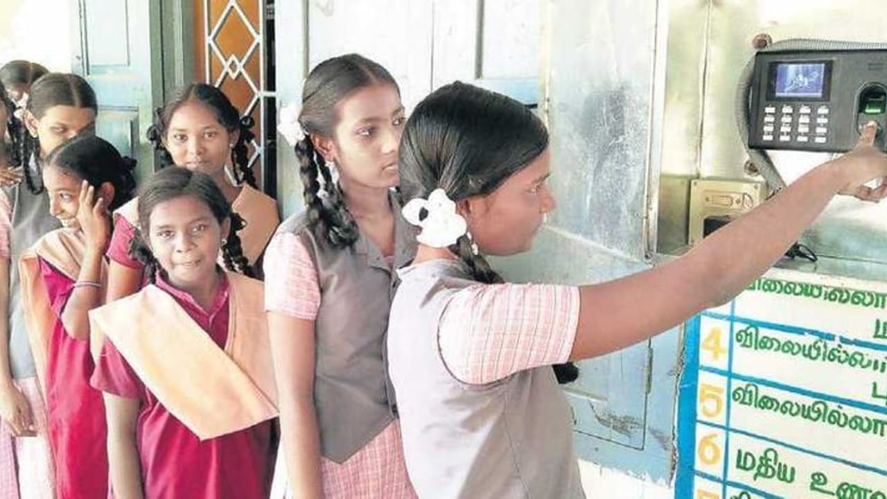 இனி ஸ்கூலில் உள்ளேன் அய்யான்னு சொல்ல வேண்டாம்.. எல்லாமே ஸ்மார்ட்தான் !! அதிரடி செங்கோட்டையன் !! இனி ஸ்கூலில் உள்ளேன் அய்யான்னு சொல்ல வேண்டாம்.. எல்லாமே ஸ்மார்ட்தான் !! அதிரடி செங்கோட்டையன் !!