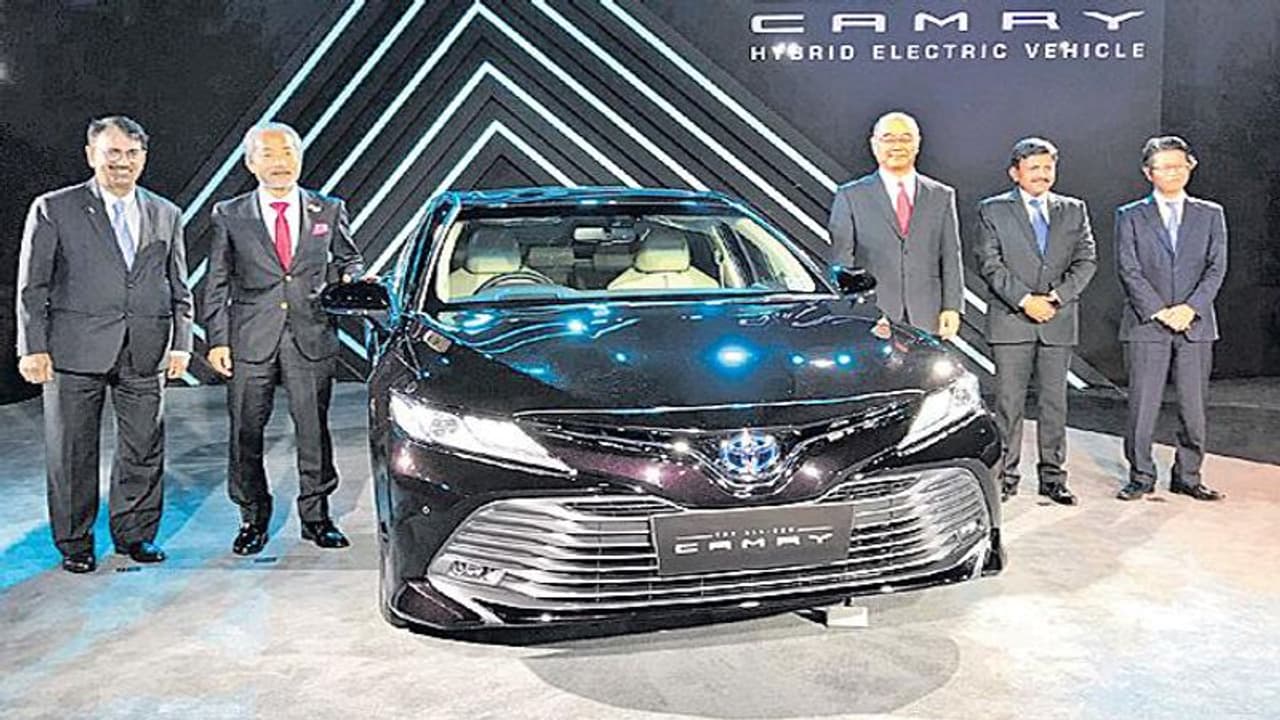 టయోటా కిర్లోస్కర్ నుండి సెల్ఫ్ చార్జింగ్ ఎలక్ట్రిక్ కారు... టయోటా కిర్లోస్కర్ నుండి సెల్ఫ్ చార్జింగ్ ఎలక్ట్రిక్ కారు...