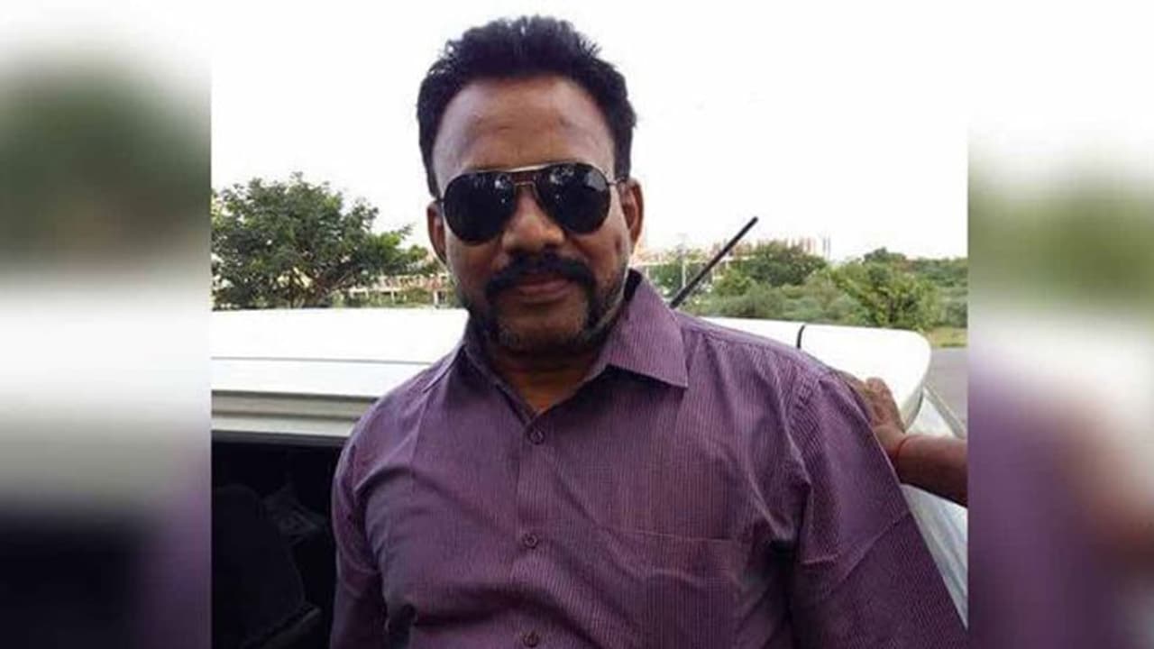 நான் போலீஸ் இல்லடா....!: திருட்டு தங்கத்தை ஆட்டைய போட்டு அல்வா கொடுத்த அசிஸ்டெண்ட் கமிஷனர்! நான் போலீஸ் இல்லடா....!: திருட்டு தங்கத்தை ஆட்டைய போட்டு அல்வா கொடுத்த அசிஸ்டெண்ட் கமிஷனர்!