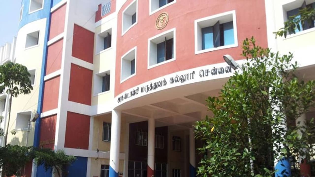 தடுமாறும் சென்னை.. கீழ்ப்பாக்கம், ஸ்டான்லி அரசு மருத்துவமனைகளில் கொரோனா வார்டுகள் நிரம்பியதால் சிக்கல்...! தடுமாறும் சென்னை.. கீழ்ப்பாக்கம், ஸ்டான்லி அரசு மருத்துவமனைகளில் கொரோனா வார்டுகள் நிரம்பியதால் சிக்கல்...!