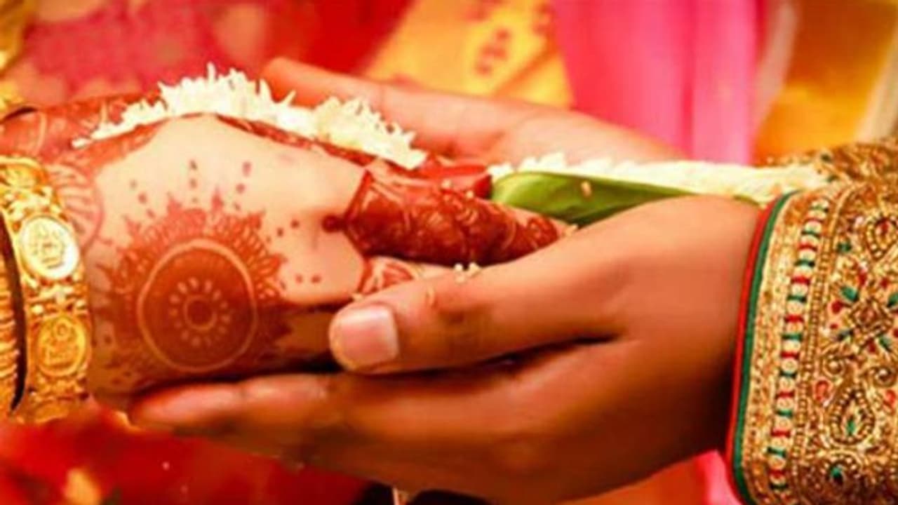 মুহূর্তেই বিয়ের বাসরে শোকের ছায়া, বিয়ের কয়েক ঘণ্টা আগেই আত্মহত্যা যুবকের মুহূর্তেই বিয়ের বাসরে শোকের ছায়া, বিয়ের কয়েক ঘণ্টা আগেই আত্মহত্যা যুবকের