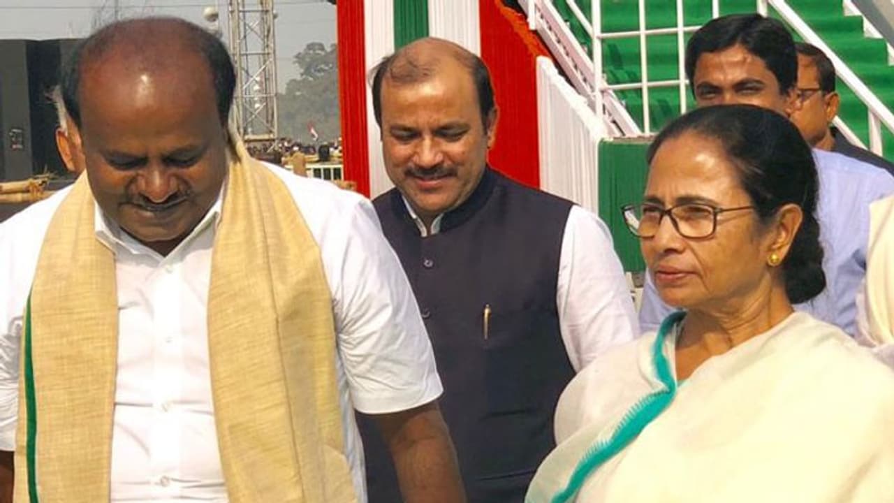 ಬಂಗಾಳಿಯಲ್ಲಿ ಭಾಷಣ ಮಾಡಿದ ಸಿಎಂ ಕುಮಾರಸ್ವಾಮಿ ಬಂಗಾಳಿಯಲ್ಲಿ ಭಾಷಣ ಮಾಡಿದ ಸಿಎಂ ಕುಮಾರಸ್ವಾಮಿ