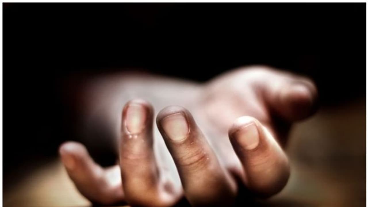 ಮದುವೆಯಾದ 11 ದಿನಕ್ಕೆ ಯುವತಿ ಆತ್ಮಹತ್ಯೆ: ಕೈ ಮೇಲೆ ನಾಲ್ವರ ಹೆಸರು ಪತ್ತೆ ಮದುವೆಯಾದ 11 ದಿನಕ್ಕೆ ಯುವತಿ ಆತ್ಮಹತ್ಯೆ: ಕೈ ಮೇಲೆ ನಾಲ್ವರ ಹೆಸರು ಪತ್ತೆ