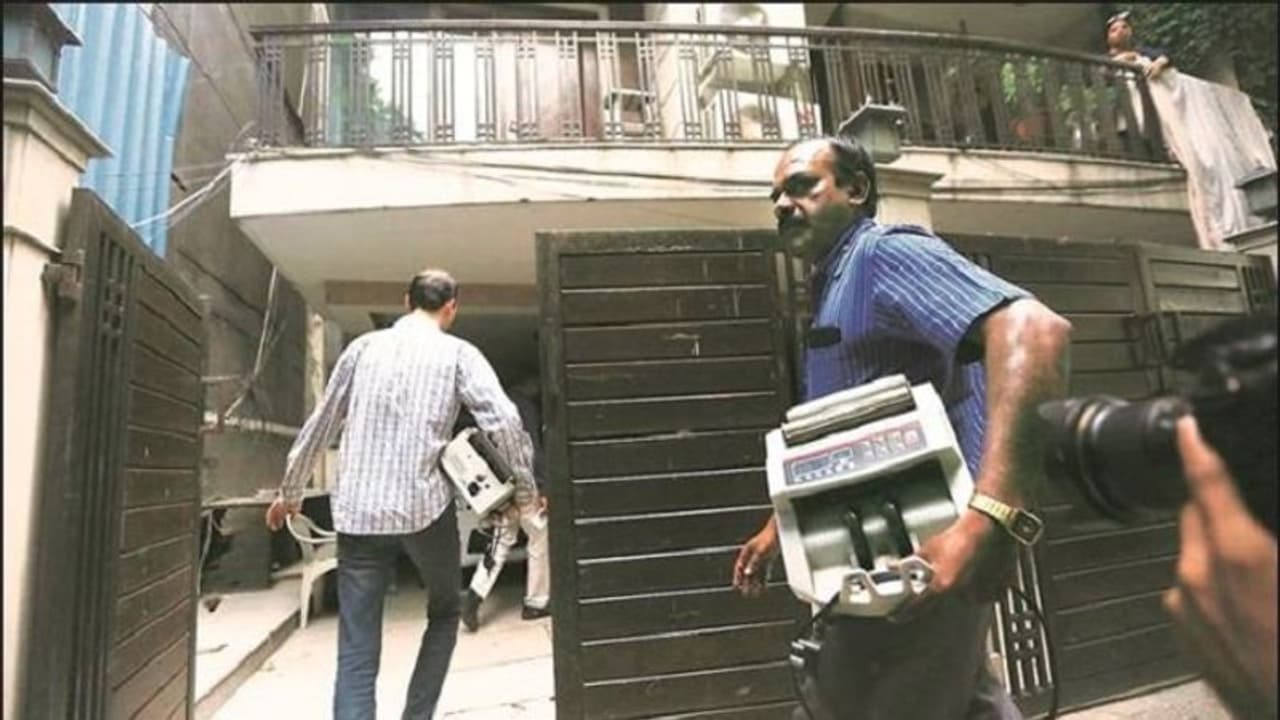 ಸುದ್ದಿ ಕೇಳಿದ್ರಾ?: 20 ಸಾವಿರ ಟ್ರಾನ್ಸ್ಯಾಕ್ಷನ್ ಮಾಡಿದ್ರೆ ಮನೆ ಬಾಗಿಲಿಗೆ ಐಟಿ! ಸುದ್ದಿ ಕೇಳಿದ್ರಾ?: 20 ಸಾವಿರ ಟ್ರಾನ್ಸ್ಯಾಕ್ಷನ್ ಮಾಡಿದ್ರೆ ಮನೆ ಬಾಗಿಲಿಗೆ ಐಟಿ!