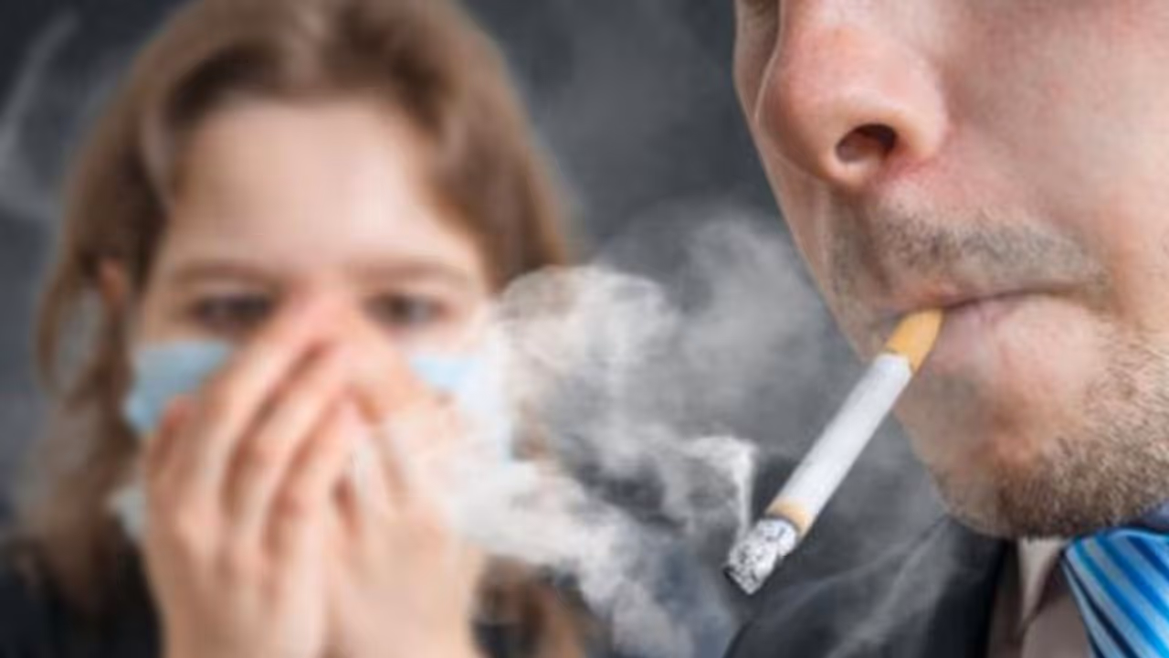 പാസീവ് സ്മോക്കിംഗ് മൂലമുള്ള ക്യാന്സര് വര്ധിക്കുന്നതായി വിദഗ്ധര് പാസീവ് സ്മോക്കിംഗ് മൂലമുള്ള ക്യാന്സര് വര്ധിക്കുന്നതായി വിദഗ്ധര്