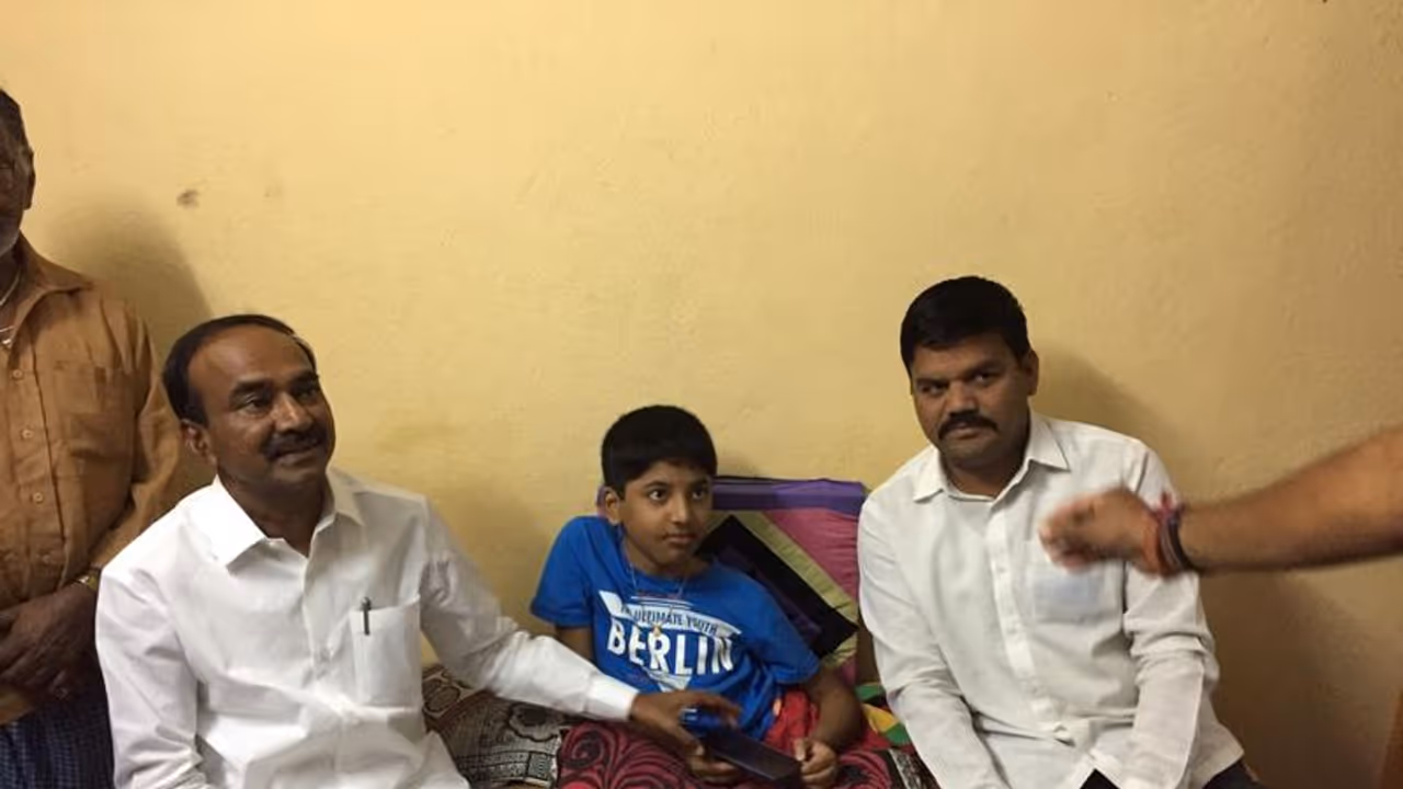 ఔదార్యం: బాలుడి కోరిక తీర్చిన ఈటెల రాజేందర్ ఔదార్యం: బాలుడి కోరిక తీర్చిన ఈటెల రాజేందర్