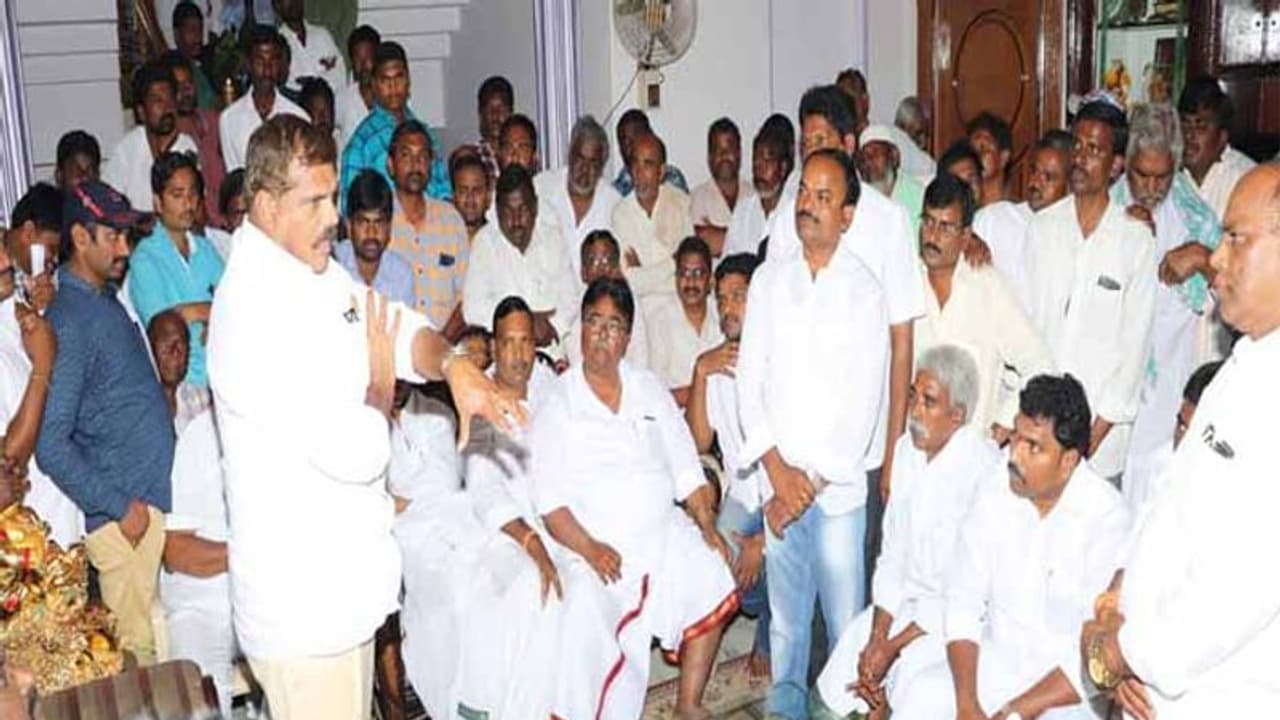 రాధా బాటలోనే మరో కీలక నేత: బుజ్జగిస్తున్న వైసీపీ రాధా బాటలోనే మరో కీలక నేత: బుజ్జగిస్తున్న వైసీపీ