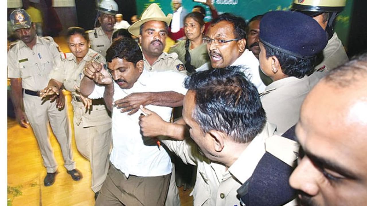 ಧಾರವಾಡ ಸಾಹಿತ್ಯ ಸಂಭ್ರಮದಲ್ಲಿ ಮೈಕ್‌, ಮೇಜು ಕಿತ್ತೆಸೆದು ಗಲಾಟೆ