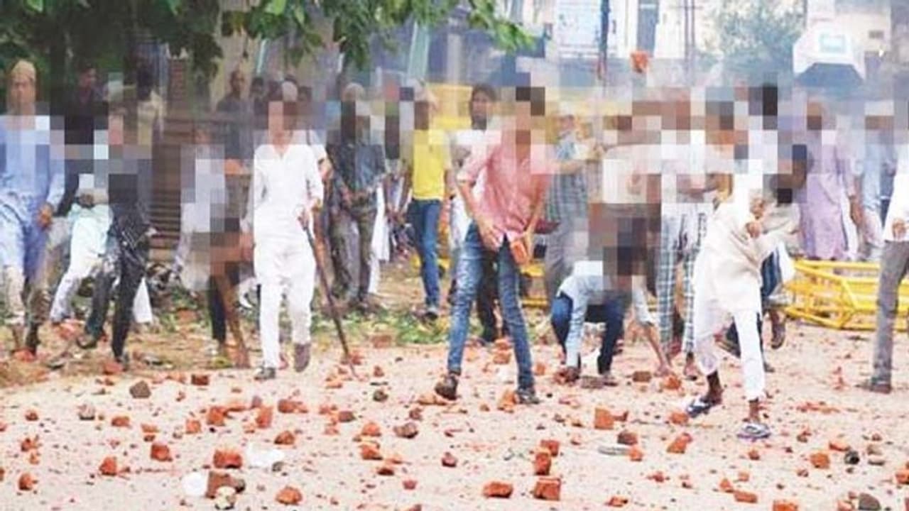 కృష్ణాలో కులం చిచ్చు: తమ కులమే గొప్పదంటూ గ్రామంలో ఘర్షణ కృష్ణాలో కులం చిచ్చు: తమ కులమే గొప్పదంటూ గ్రామంలో ఘర్షణ