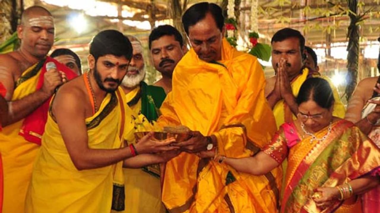 హ్యాట్రిక్ కోసం కేసీఆర్: ఫామ్‌హౌస్ లో రాజశ్యామల యాగం, సెంటిమెంట్ ఫలించేనా?