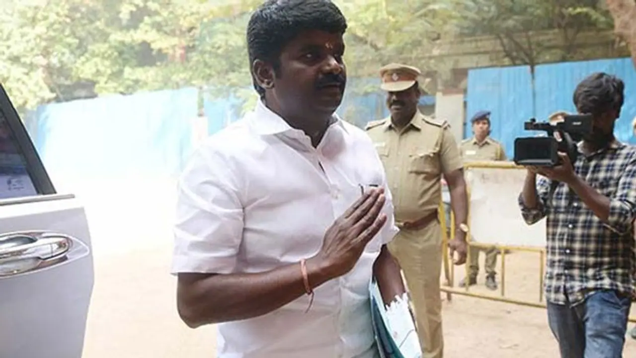 வரிசை கட்டும் ஆம்புலன்ஸ்கள்.. அடுத்தடுத்து உயிர்பலி.. விஜயபாஸ்கர் இல்லையே? ஏங்கும் அதிகாரிகள்..! வரிசை கட்டும் ஆம்புலன்ஸ்கள்.. அடுத்தடுத்து உயிர்பலி.. விஜயபாஸ்கர் இல்லையே? ஏங்கும் அதிகாரிகள்..!