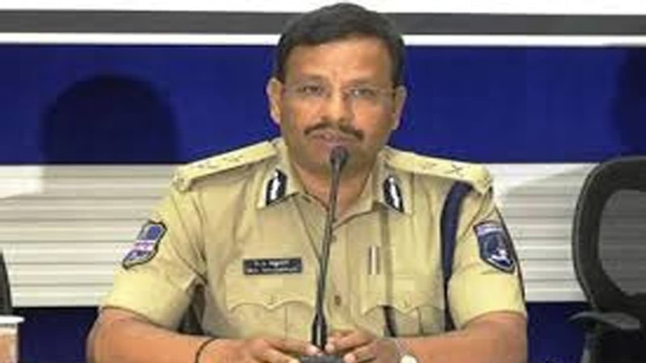 క్యూనెట్ కేసులో సినీ ప్రముఖులకు నోటీసులు క్యూనెట్ కేసులో సినీ ప్రముఖులకు నోటీసులు