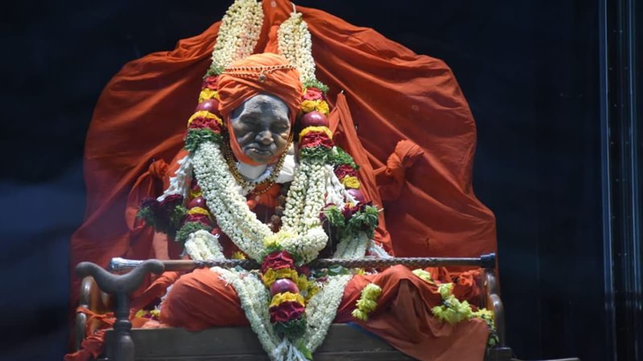 ಕಡೆಗೂ ಕನ್ನಡಕ ಹಾಕಲೇ ಇಲ್ಲ ಶ್ರೀಗಳು! ಕಡೆಗೂ ಕನ್ನಡಕ ಹಾಕಲೇ ಇಲ್ಲ ಶ್ರೀಗಳು!