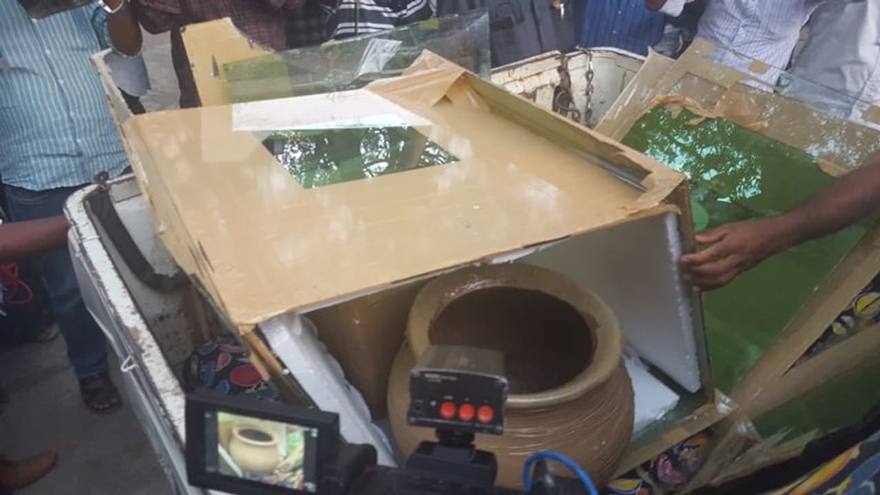 ఆ బాక్స్ లో ఏముంది: పోలీసులకు చుక్కలు చూపారు ఆ బాక్స్ లో ఏముంది: పోలీసులకు చుక్కలు చూపారు