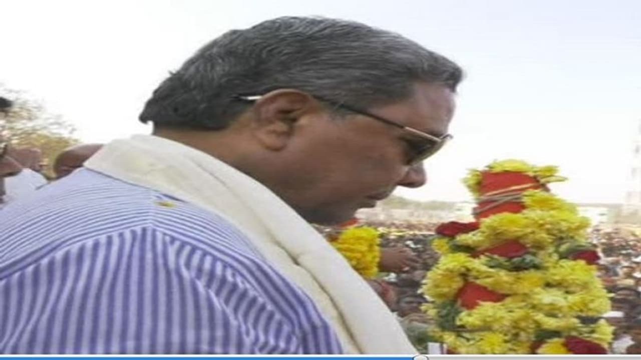 ಶ್ರೀ ಲಿಂಗೈಕ್ಯ:ಬನಶಂಕರಿ ದೇವಿ ರಥೋತ್ಸವ ಚಾಲನೆಗೂ ಮುನ್ನ ಸಿದ್ದರಾಮಯ್ಯ ಮೌನಾಚರಣೆ ಶ್ರೀ ಲಿಂಗೈಕ್ಯ:ಬನಶಂಕರಿ ದೇವಿ ರಥೋತ್ಸವ ಚಾಲನೆಗೂ ಮುನ್ನ ಸಿದ್ದರಾಮಯ್ಯ ಮೌನಾಚರಣೆ