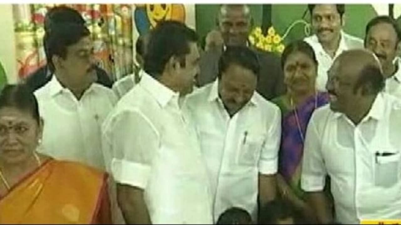 அரசுப் பள்ளிகளில் எல்கேஜி, யூகேஜி வகுப்புகள் !! தொடங்கி வைத்தார் முதலமைச்சர் எடப்பாடி… அரசின் அடுத்த சாதனை !! அரசுப் பள்ளிகளில் எல்கேஜி, யூகேஜி வகுப்புகள் !! தொடங்கி வைத்தார் முதலமைச்சர் எடப்பாடி… அரசின் அடுத்த சாதனை !!