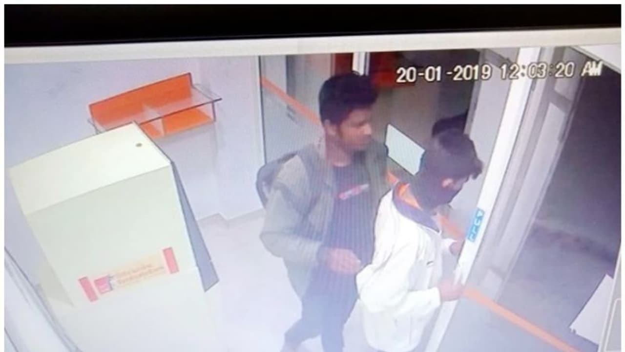 പാലക്കാട് എടിഎം കവര്ച്ചാശ്രമം; രണ്ട് പ്രതികൾ പിടിയിൽ പാലക്കാട് എടിഎം കവര്ച്ചാശ്രമം; രണ്ട് പ്രതികൾ പിടിയിൽ